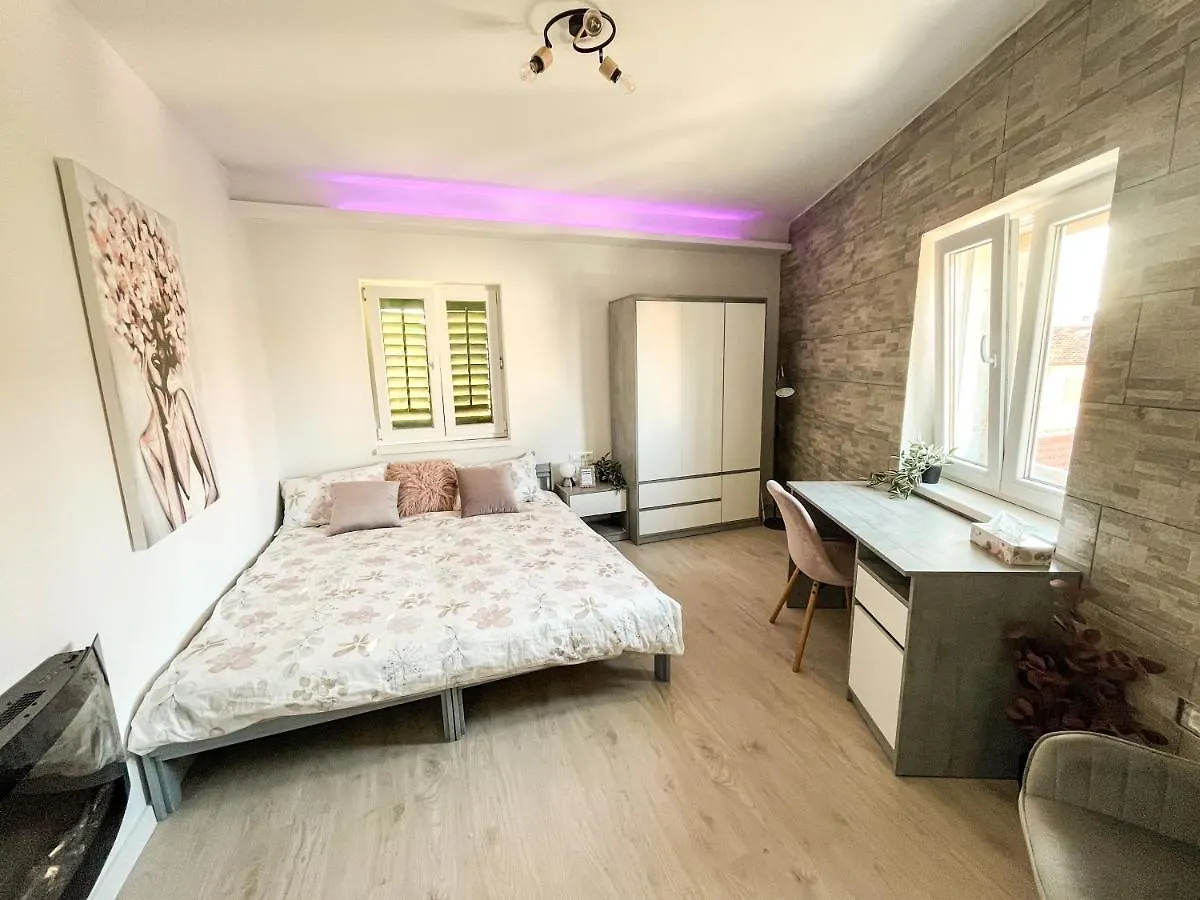 Golden Elio Apartment Pula 0*,
